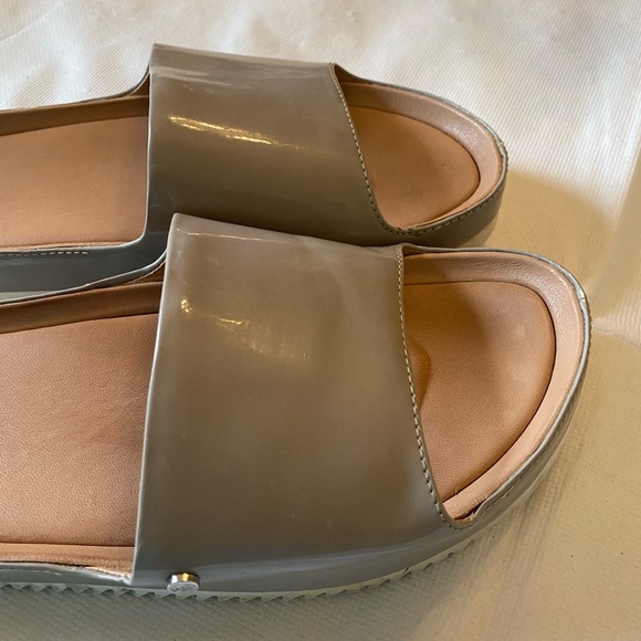 UGG SIZE 7 - Picture 7 of 13